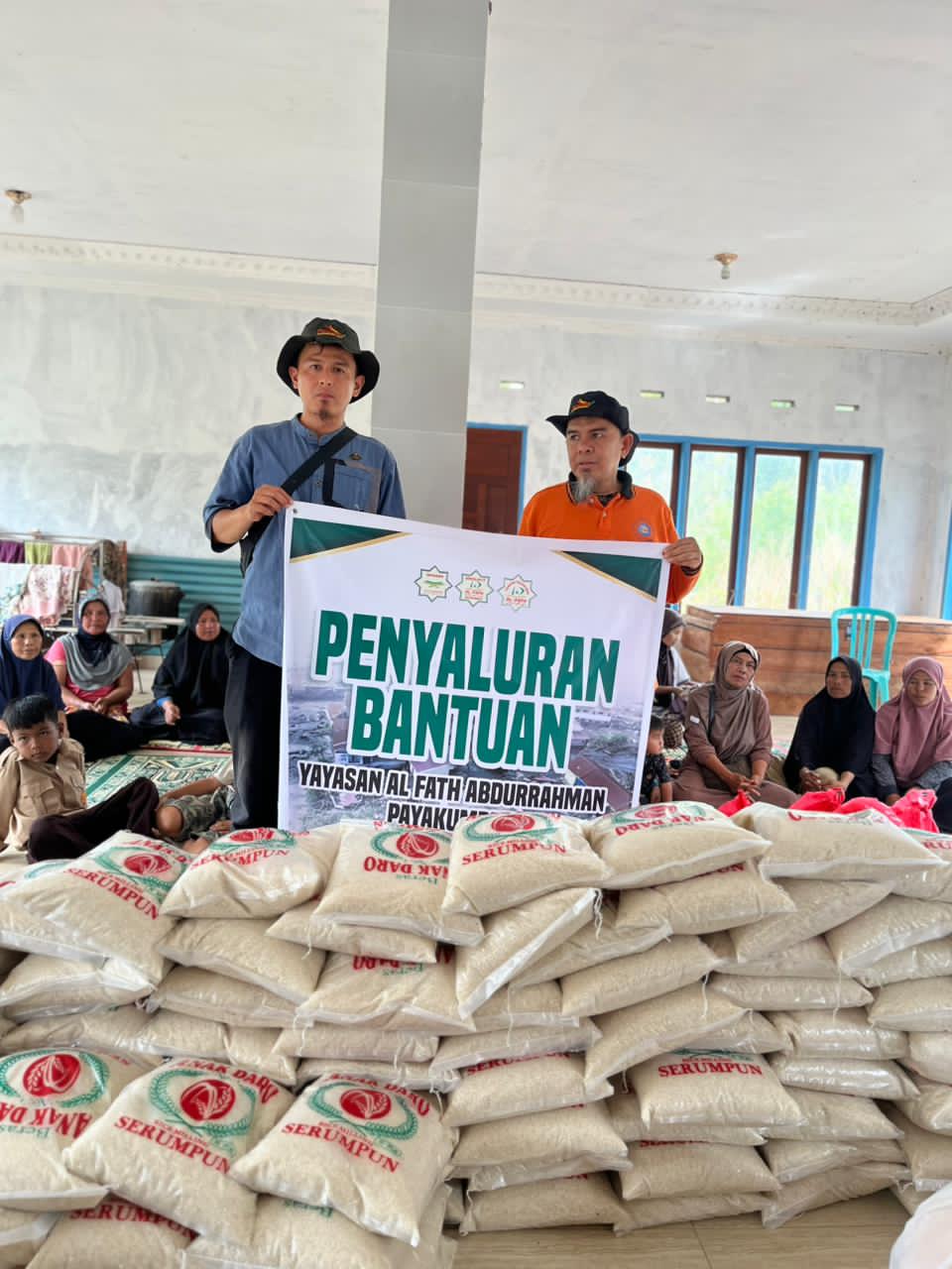 Penyaluran Bantuan Kepada Korban Banjir Bandang di Palambayan, Sumatera Barat